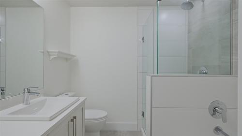 209-4380 Lakeshore Road, Kelowna, BC - Indoor Photo Showing Bathroom