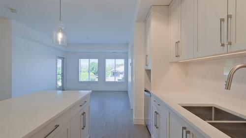 209-4380 Lakeshore Road, Kelowna, BC - Indoor Photo Showing Kitchen