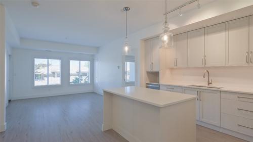 209-4380 Lakeshore Road, Kelowna, BC - Indoor Photo Showing Kitchen