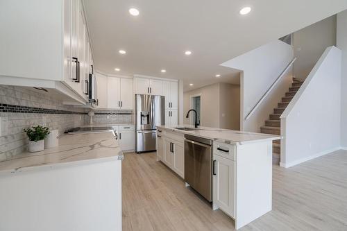 142 Clarke Street, Kamloops, BC - Indoor Photo Showing Kitchen With Stainless Steel Kitchen With Upgraded Kitchen