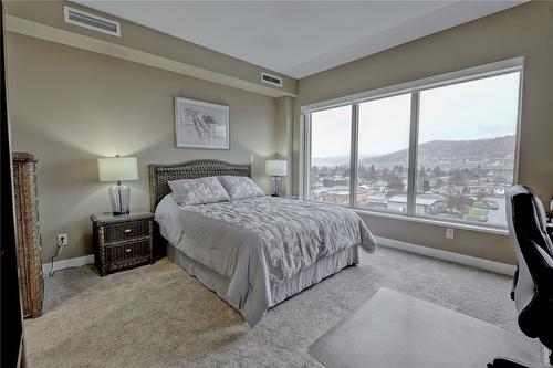 502-1160 Bernard Avenue, Kelowna, BC - Indoor Photo Showing Bedroom