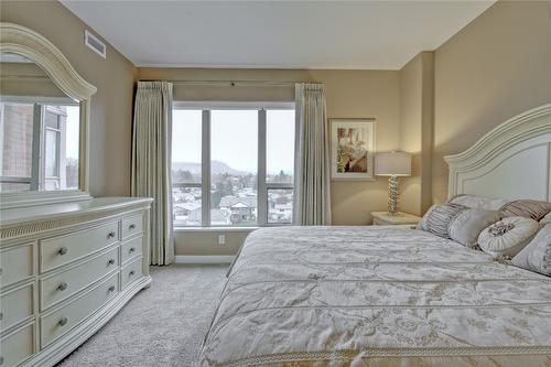 502-1160 Bernard Avenue, Kelowna, BC - Indoor Photo Showing Bedroom