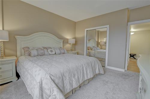 502-1160 Bernard Avenue, Kelowna, BC - Indoor Photo Showing Bedroom