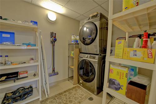 502-1160 Bernard Avenue, Kelowna, BC - Indoor Photo Showing Laundry Room