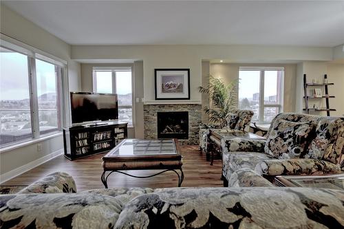 502-1160 Bernard Avenue, Kelowna, BC - Indoor Photo Showing Living Room With Fireplace