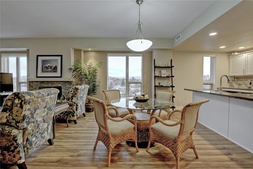 502-1160 Bernard Avenue, Kelowna, BC - Indoor Photo Showing Dining Room