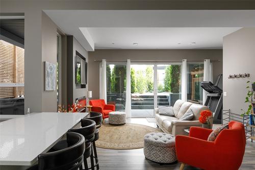 456 Cavell Place, Kelowna, BC - Indoor Photo Showing Living Room