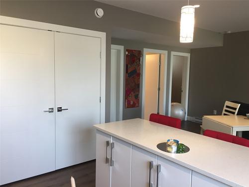 456 Cavell Place, Kelowna, BC - Indoor Photo Showing Kitchen