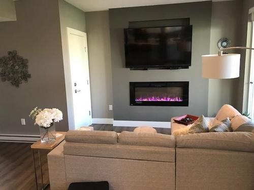 456 Cavell Place, Kelowna, BC - Indoor Photo Showing Living Room With Fireplace