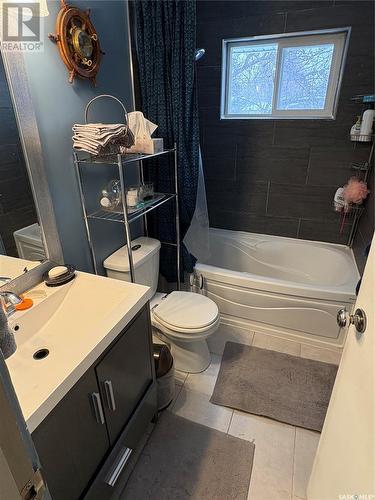 2333 Clarence Avenue S, Saskatoon, SK - Indoor Photo Showing Bathroom