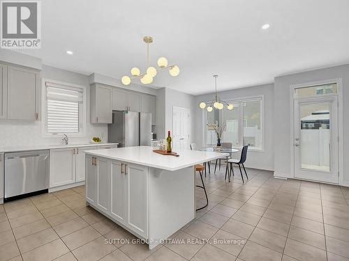 139 Celestial Grove, Ottawa, ON - Indoor Photo Showing Kitchen With Upgraded Kitchen