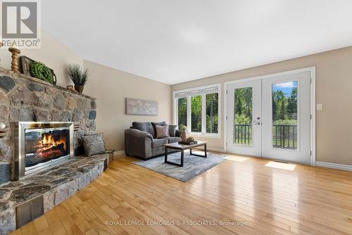 40 Blue Danube Way, Laurentian Valley, ON - Indoor Photo Showing Living Room With Fireplace