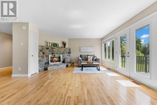 40 Blue Danube Way, Laurentian Valley, ON - Indoor Photo Showing Living Room With Fireplace