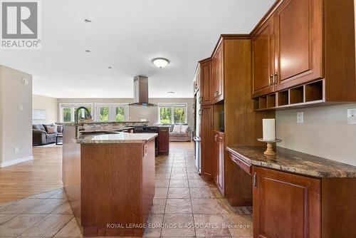 40 Blue Danube Way, Laurentian Valley, ON - Indoor Photo Showing Kitchen