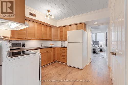 37 - 17 Pembroke Street W, Toronto, ON - Indoor Photo Showing Kitchen