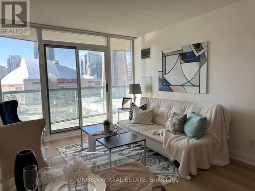 1811 - 51 Lower Simcoe Street, Toronto, ON - Indoor Photo Showing Living Room