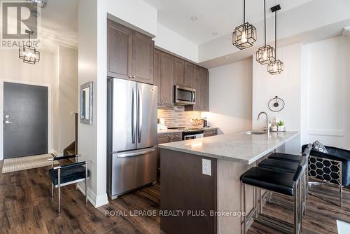 514 - 150 Oak Park Boulevard, Oakville, ON - Indoor Photo Showing Kitchen With Upgraded Kitchen