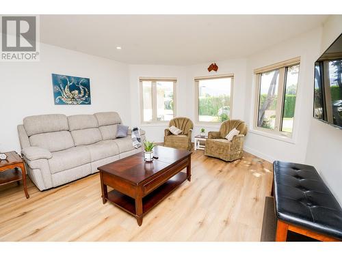 1201 Cameron Avenue Unit# 53, Kelowna, BC - Indoor Photo Showing Living Room