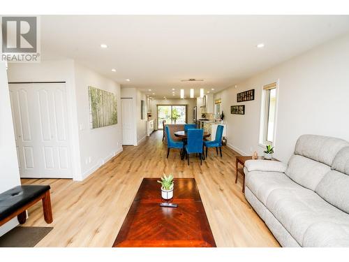 1201 Cameron Avenue Unit# 53, Kelowna, BC - Indoor Photo Showing Living Room