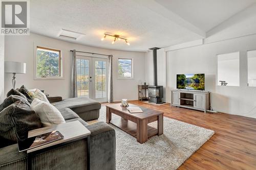 15091 Oyama Road, Lake Country, BC - Indoor Photo Showing Living Room