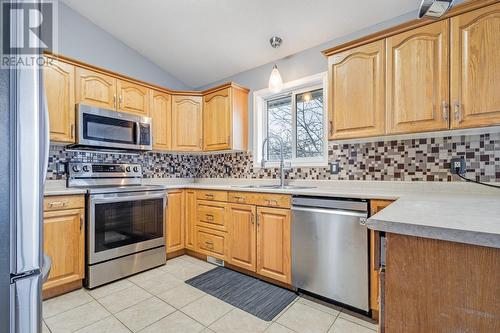 Kitchen - 526 Clayton Crescent, Kelowna, BC - Indoor Photo Showing Kitchen