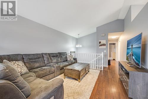 526 Clayton Crescent, Kelowna, BC - Indoor Photo Showing Living Room