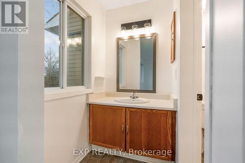 29 Bourne Street, Ottawa, ON - Indoor Photo Showing Bathroom