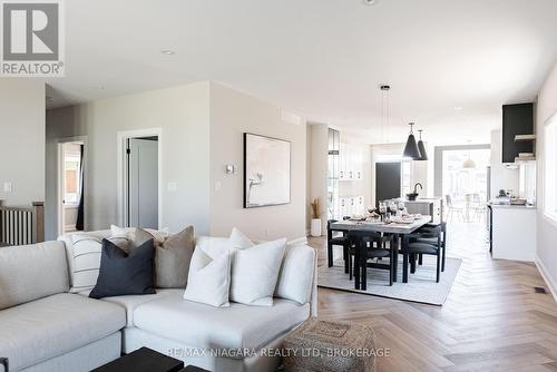 1 Stickles Street, Pelham (662 - Fonthill), ON - Indoor Photo Showing Living Room