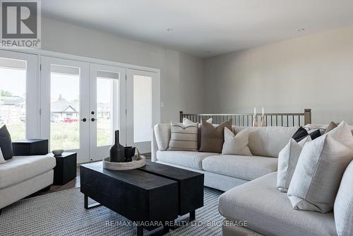 1 Stickles Street, Pelham (662 - Fonthill), ON - Indoor Photo Showing Living Room