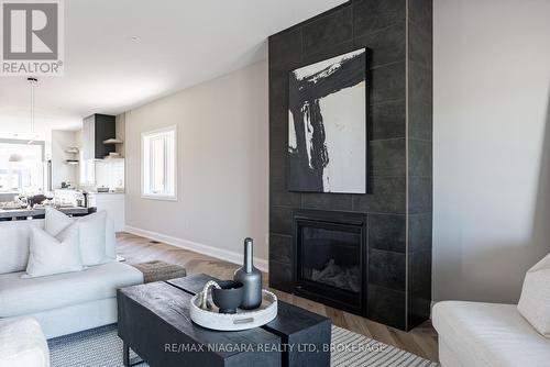 1 Stickles Street, Pelham (662 - Fonthill), ON - Indoor Photo Showing Living Room With Fireplace