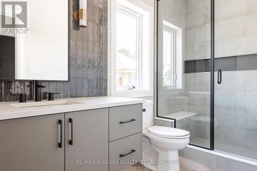 1 Stickles Street, Pelham (662 - Fonthill), ON - Indoor Photo Showing Bathroom