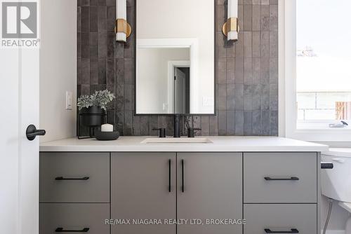 1 Stickles Street, Pelham (662 - Fonthill), ON - Indoor Photo Showing Bathroom