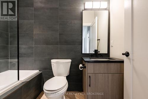 1 Stickles Street, Pelham (662 - Fonthill), ON - Indoor Photo Showing Bathroom