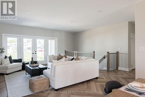 1 Stickles Street, Pelham (662 - Fonthill), ON - Indoor Photo Showing Living Room