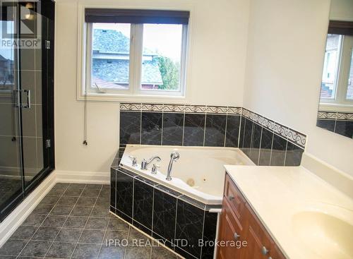 98 Lena Drive, Richmond Hill, ON - Indoor Photo Showing Bathroom