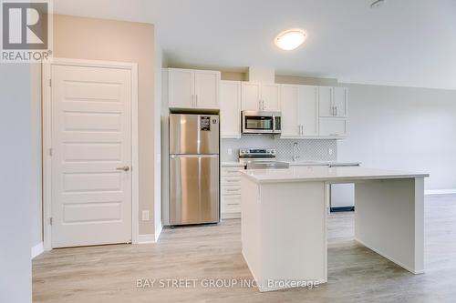 107 - 95 Dundas Street W, Oakville, ON - Indoor Photo Showing Kitchen