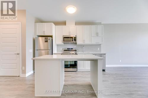 107 - 95 Dundas Street W, Oakville, ON - Indoor Photo Showing Kitchen