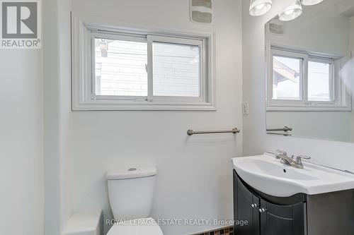 81 Ottawa Street N, Hamilton, ON - Indoor Photo Showing Bathroom