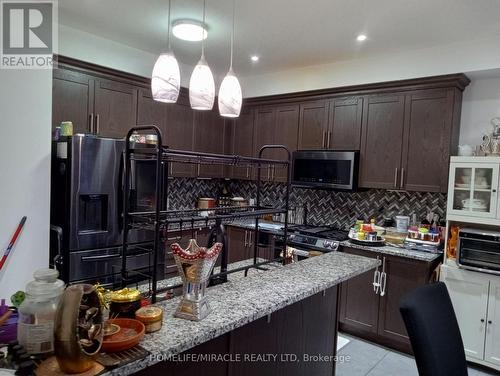 421 Freure Drive, Cambridge, ON - Indoor Photo Showing Kitchen With Upgraded Kitchen