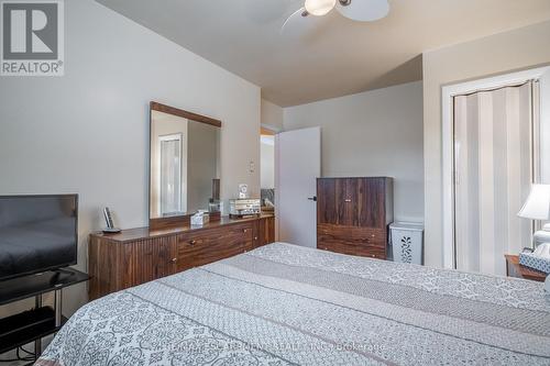 35 Wildewood Avenue, Hamilton, ON - Indoor Photo Showing Bedroom