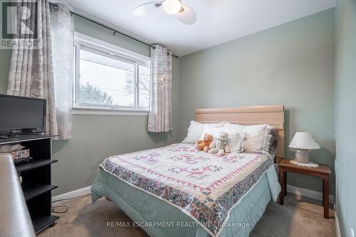 35 Wildewood Avenue, Hamilton, ON - Indoor Photo Showing Bedroom