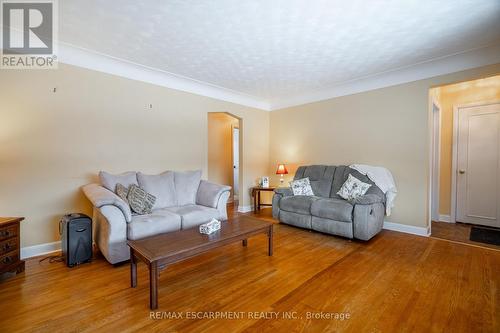 35 Wildewood Avenue, Hamilton, ON - Indoor Photo Showing Living Room