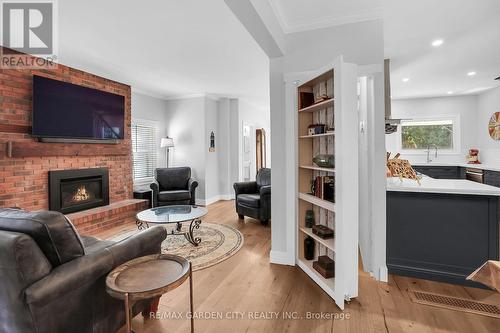 2722 Red Maple Avenue E, Lincoln (980 - Lincoln-Jordan/Vineland), ON - Indoor Photo Showing Living Room With Fireplace