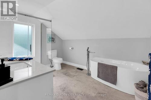 2722 Red Maple Avenue E, Lincoln (980 - Lincoln-Jordan/Vineland), ON - Indoor Photo Showing Bathroom