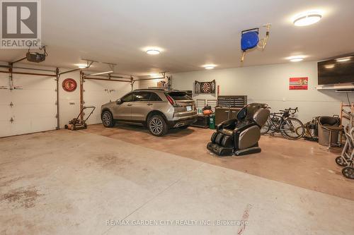 2722 Red Maple Avenue E, Lincoln (980 - Lincoln-Jordan/Vineland), ON - Indoor Photo Showing Garage