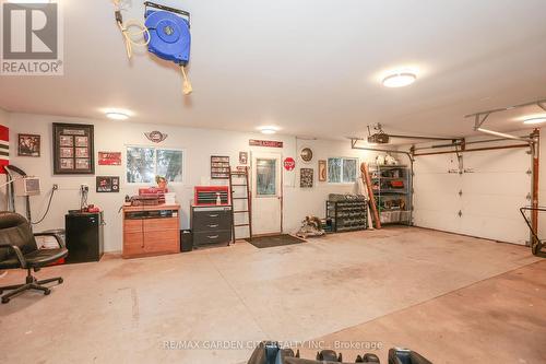 2722 Red Maple Avenue E, Lincoln (980 - Lincoln-Jordan/Vineland), ON - Indoor Photo Showing Garage