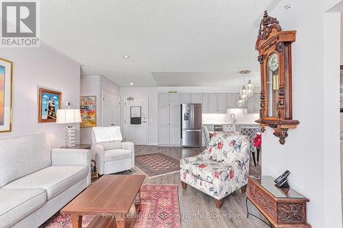 417 - 91 Raglan Street, Collingwood, ON - Indoor Photo Showing Living Room