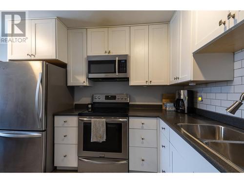 2568 Sandpiper Drive Unit# 28, Kamloops, BC - Indoor Photo Showing Kitchen With Double Sink