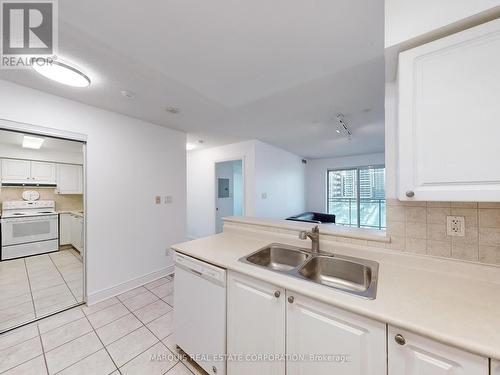 908 - 39 Oneida Crescent, Richmond Hill, ON - Indoor Photo Showing Kitchen With Double Sink