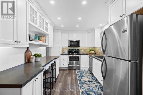 2182 Clarendon Park Drive, Burlington, ON - Indoor Photo Showing Kitchen With Stainless Steel Kitchen With Double Sink With Upgraded Kitchen